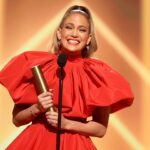 Jennifer Lopez Reacts to Winning People's Icon Award at the 2020 E! People's Choice Awards