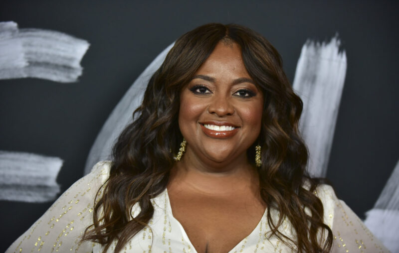 Sherri Shepherd's wig falls off on Live TV