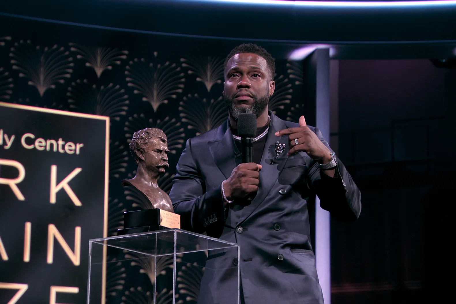 Kevin Hart Gets Emotional About Family Accepting the Mark Twain Award